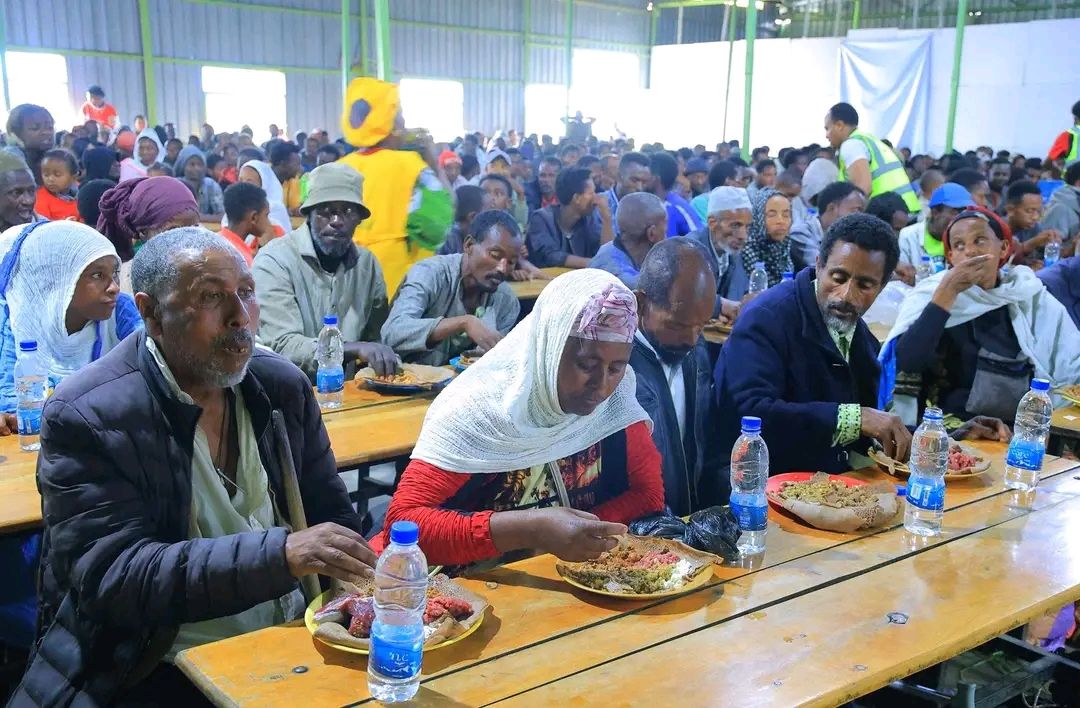 የአዲስ ከተማ ክ/ከተማ አስተዳደር የትንሳኤ በዓልን በአሙዲ የምገባ ማዕከል ከሚገኙ አረጋውያንና አቅመ ደካማ ዜጎች ጋር አከበረ፡፡