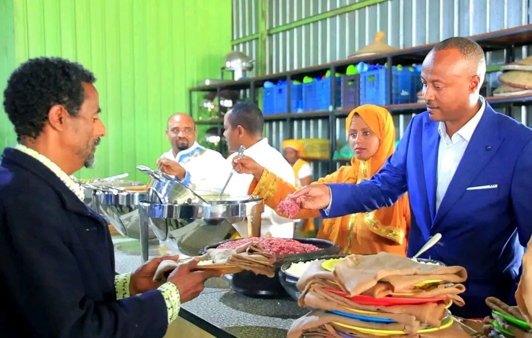 የአዲስ ከተማ ክ/ከተማ አስተዳደር የትንሳኤ በዓልን በአሙዲ የምገባ ማዕከል ከሚገኙ አረጋውያንና አቅመ ደካማ ዜጎች ጋር አከበረ፡፡