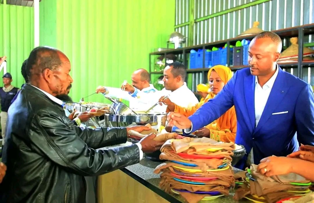 የአዲስ ከተማ ክ/ከተማ አስተዳደር የትንሳኤ በዓልን በአሙዲ የምገባ ማዕከል ከሚገኙ አረጋውያንና አቅመ ደካማ ዜጎች ጋር አከበረ፡፡